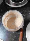 Batido saludable de banana, muesli de quinoa y leche de almendras