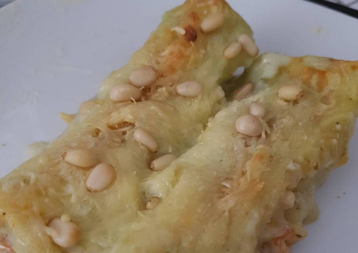 Canelones de pollo en crema de ajoporro