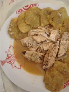 Una foto de Pescado con coco y fritos