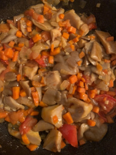 Una foto de Salteado de verduras con setas y huevo cocido