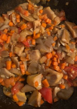 Una foto de Salteado de verduras con setas y huevo cocido