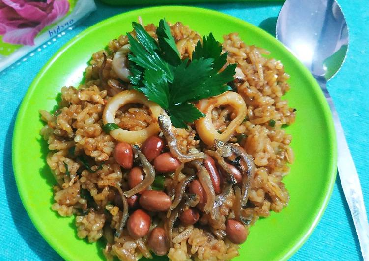 Bagaimana Menyiapkan Nasi Goreng Cumi Anti Gagal