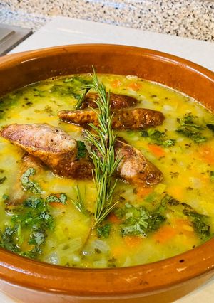 Una foto de Arvejitas con arroz y longaniza