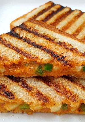 ચીઝી પનીર કેપ્સીકમ ગ્રીલ સેન્ડવીચ(Cheesy Paneer Capsicum Grill Sandwich Recipe In Gujarati) રેસીપી મુખ્ય ફોટો