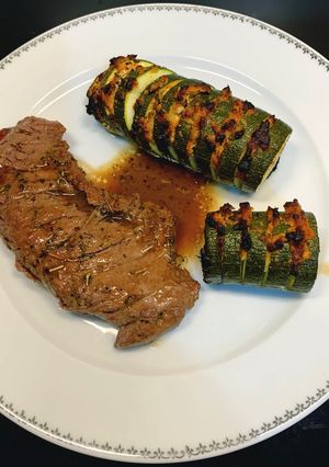 Une photo de Bavette de bœuf & Courgettes Hasselback à la feta