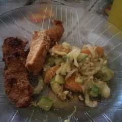 A picture of Bastoncitos de pollo saborizados  con revuelto de verduras.