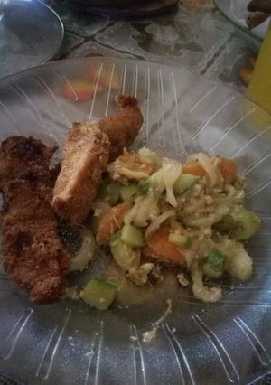 Una foto de Bastoncitos de pollo saborizados  con revuelto de verduras