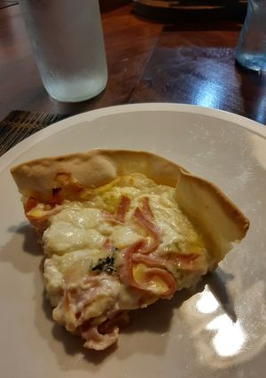 Una foto de Tarta de jamón y queso con queso azul