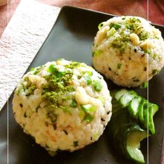 A picture of Wasabi-Flavored Rice Balls with Tempura Crumbs, Sesame Salt, and Green Onions.