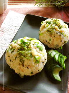 A picture of Wasabi-Flavored Rice Balls with Tempura Crumbs, Sesame Salt, and Green Onions.