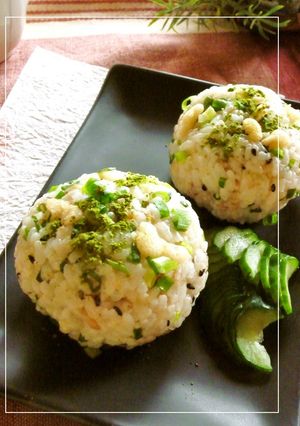 A picture of Wasabi-Flavored Rice Balls with Tempura Crumbs, Sesame Salt, and Green Onions.