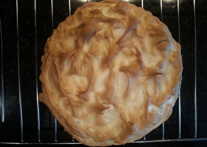 Sour cream and raisin meringue pie