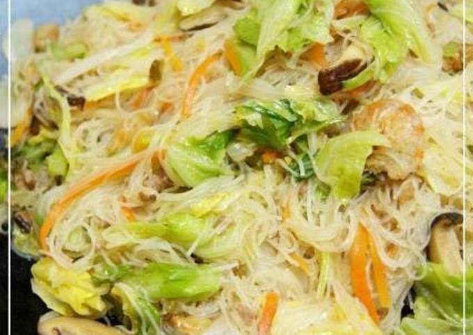 Stir-fried Bifun Noodles with lots of Spring Cabbage and Sweet Onions