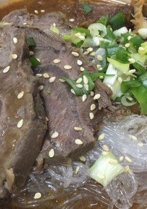 滷牛腱拼盤+蕃茄排骨清湯+主食：冬粉 的食譜成品照片