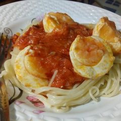 A picture of Egg curry and spaghetti.