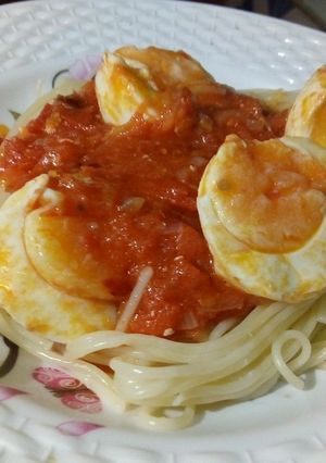 A picture of Egg curry and spaghetti.