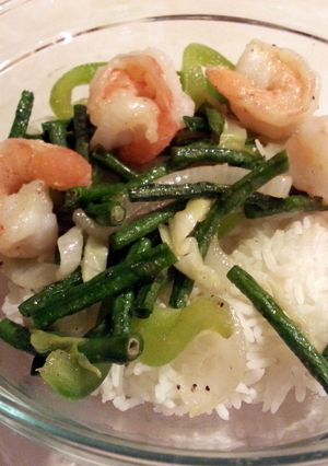 A picture of Shrimp and green bean stir fry.
