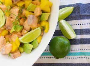 Foto de Ceviche de salmão marinado em limão e lima 🍋