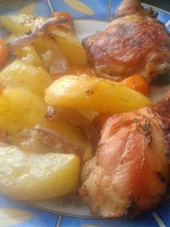 Tepsis csirkecomb, zöldségkörettel recept fotója