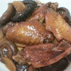 A picture of Stew chicken wings with Chinese mushroom.
