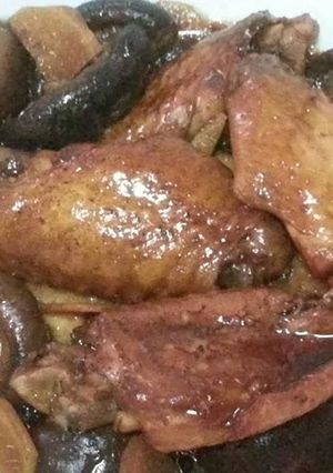 A picture of Stew chicken wings with Chinese mushroom.