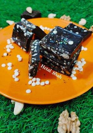 ચોકલેટ ડ્રાયફ્રુટ્સ ચીક્કી (Chocolate Dryfruits Chikki Recipe In Gujarati) રેસીપી મુખ્ય ફોટો