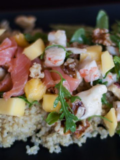 Una foto de Ensalada de quinoa con mango y salmón