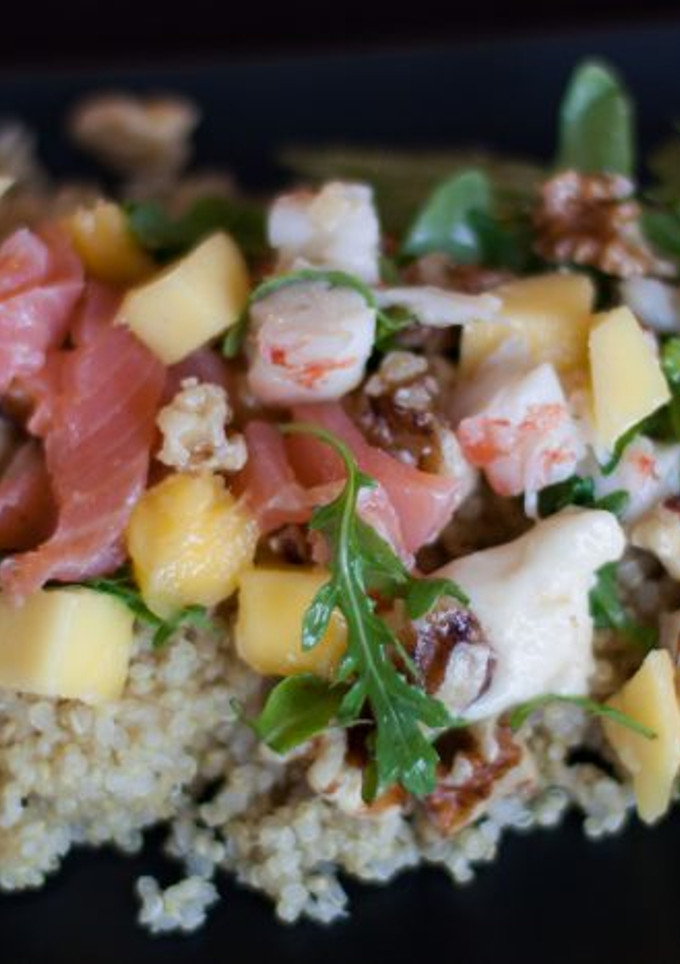 Una foto de Ensalada de quinoa con mango y salmón