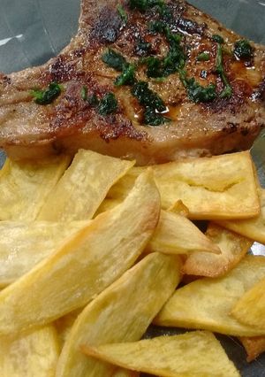 Una foto de Costillas de cerdo provenzal con batatas fritas