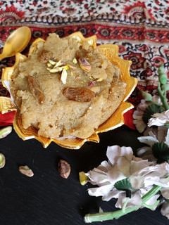 आटे और गुड़ का शीरा (Aate aur gur ka sheera recipe in hindi) रेसिपी मुख्य फोटो