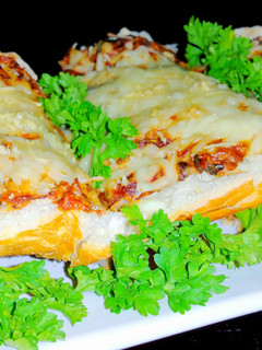 A picture of Mike's Garlic Commanders Bread.