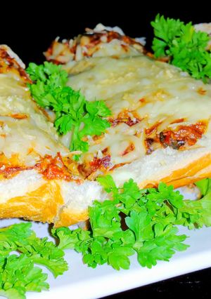 A picture of Mike's Garlic Commanders Bread.