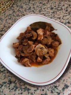 Una foto de Magro con pimientos verdes berenjena y champiñón