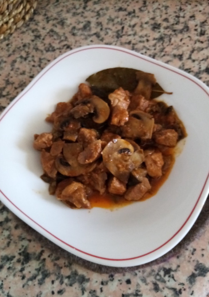Una foto de Magro con pimientos verdes berenjena y champiñón