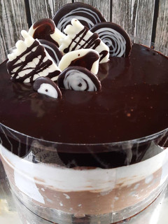 Foto resep Triple Chocolate Mousse Cake.