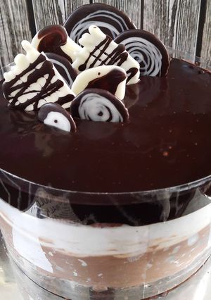 Foto resep Triple Chocolate Mousse Cake.