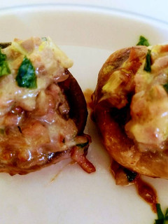 Una foto de Champignones rellenos con tocino y mozzarella #lacocinadeBea