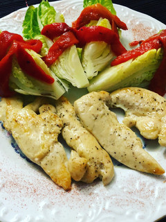 Una foto de Pechugas de pollo a la plancha con cogollos y tira de pimiento asado