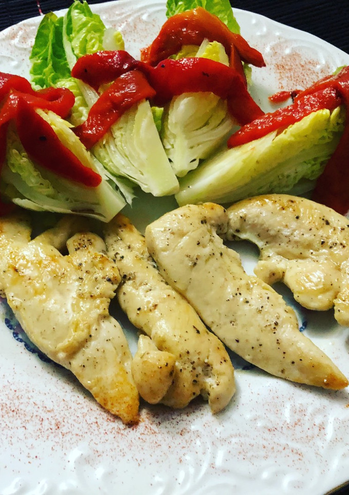 Una foto de Pechugas de pollo a la plancha con cogollos y tira de pimiento asado