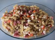 Una foto de pasta con cangrejo