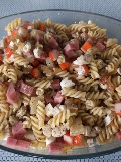 Una foto de 210. Ensalada de pasta con pollo y piña