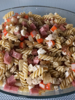 Una foto de 210. Ensalada de pasta con pollo y piña