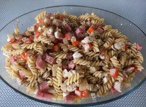 Foto principal de 210. Ensalada de pasta con pollo y piña