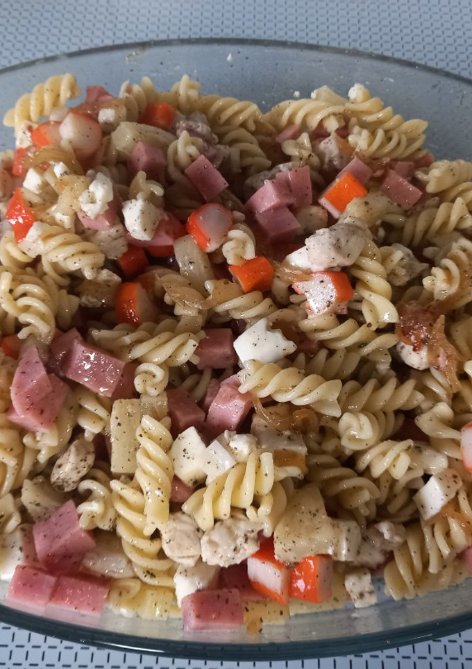 Una foto de 210. Ensalada de pasta con pollo y piña