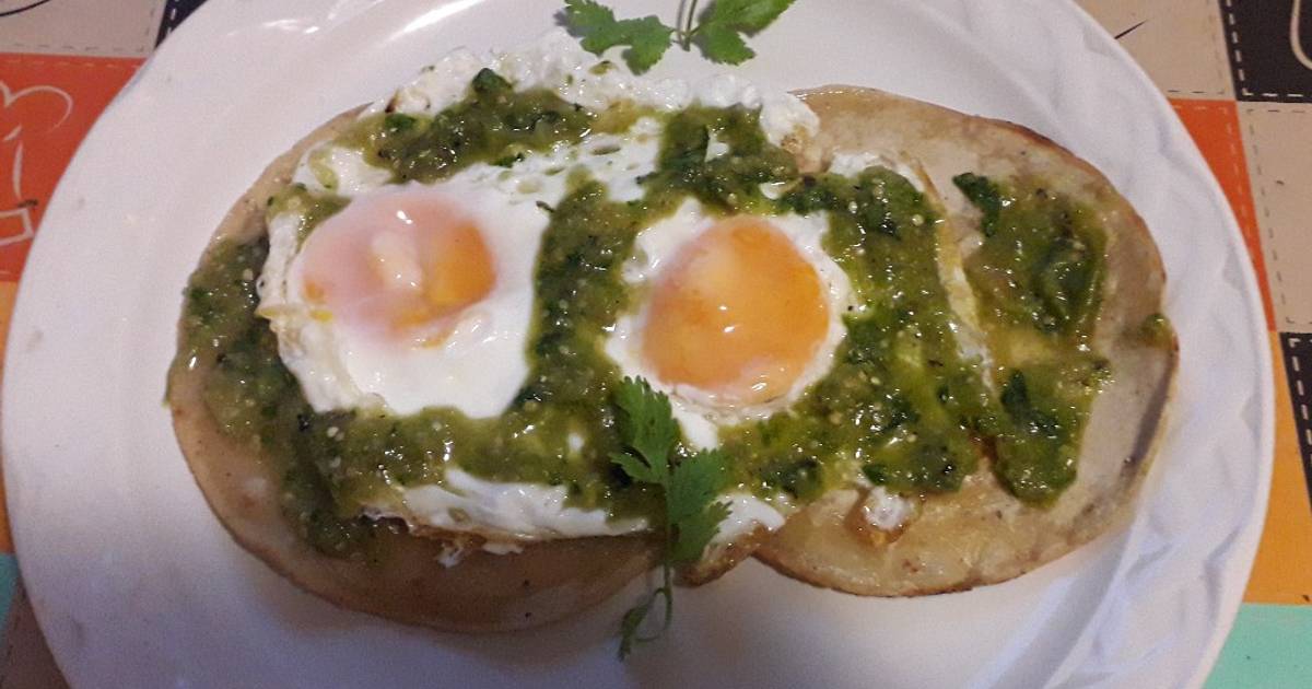 Huevos rancheros en salsa verde de molcajete Receta de Esther Soto- Cookpad