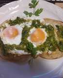 Huevos rancheros en salsa verde de molcajete