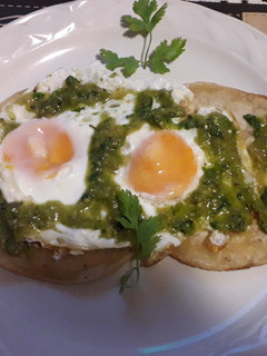 Una foto de Huevos rancheros en salsa verde de molcajete