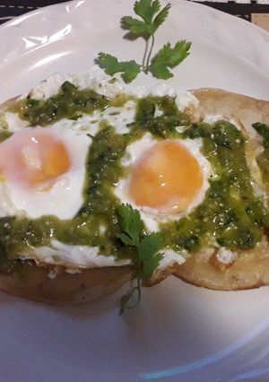 Una foto de Huevos rancheros en salsa verde de molcajete