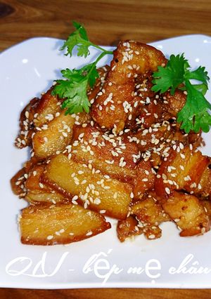 Hình của món Thịt ba rọi rim mè.