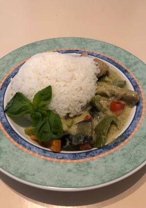 Una foto de Curry verde con pollo estilo tailandés“KaengKhiaoWaanGai” แกงเขียวหวาน ไก่ Japonés🇹🇭🇺🇾🇯🇵タイ風グリーンカレー